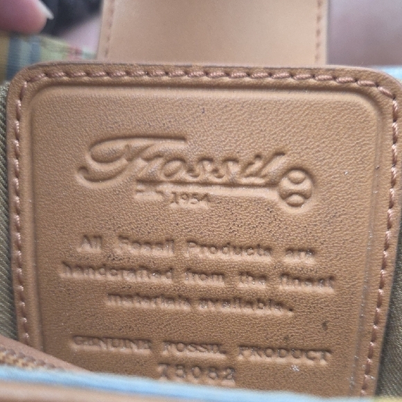 Elegant Tan Woven Fossil Bag with Wooden Handles - Picture 2 of 16